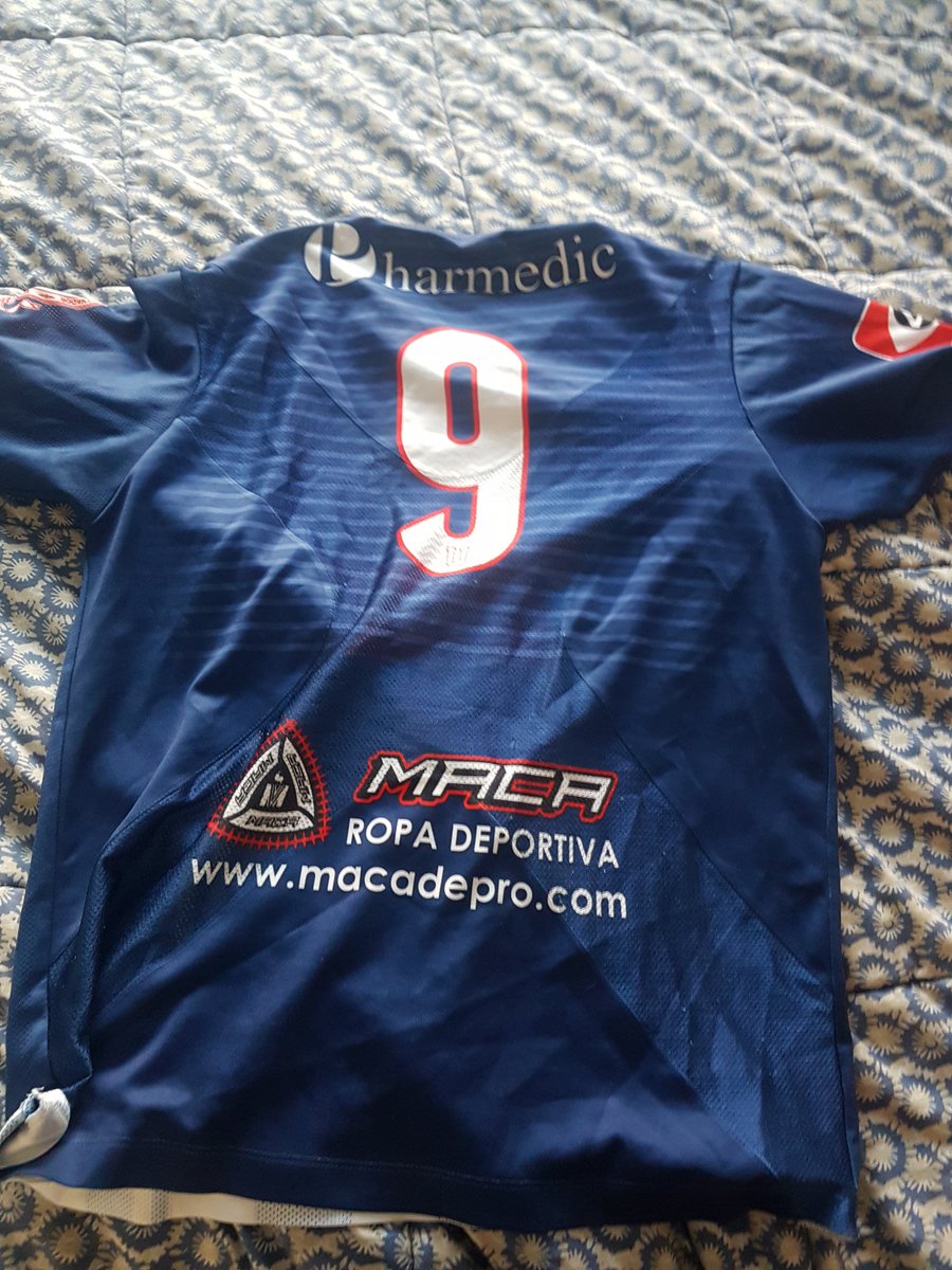 AficionPumaU's tweet photo. #FotosDelRecuerdo
El exjugador de la #UES @SANT1985 subió la foto de la camisa del equipo universitario, la de visita color azul negro, los recuerdos del equipo puma en primera.
#EstaEsLaU
#VamosUniversidad
#CDUes https://t.co/ZnAv7GWydG