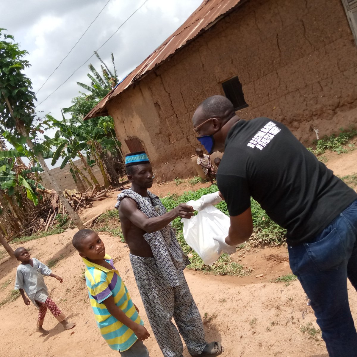 YwapAnd's tweet photo. Earlier today @YwapAnd complementing @UN_SDG #ZeroHunger distributed her first set of #Covid-19 relief package to the less privileged of a local community in Ibadan during partial lockdown order @ncdc @seyimakinde https://t.co/9KeOoqHNjK