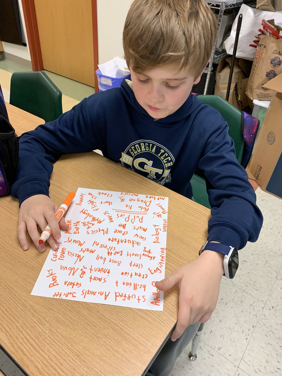 ClancyLisko's tweet photo. 4th graders grappled with the question: Who am I? They brainstormed characteristics, responsibilities and roles that make them each unique. Students traced pictures of themselves as a template and then layered their attribute list on top. #iamdsisd #sycamoreyr3 #RiSEtogether2019 https://t.co/BKxEd4njUD