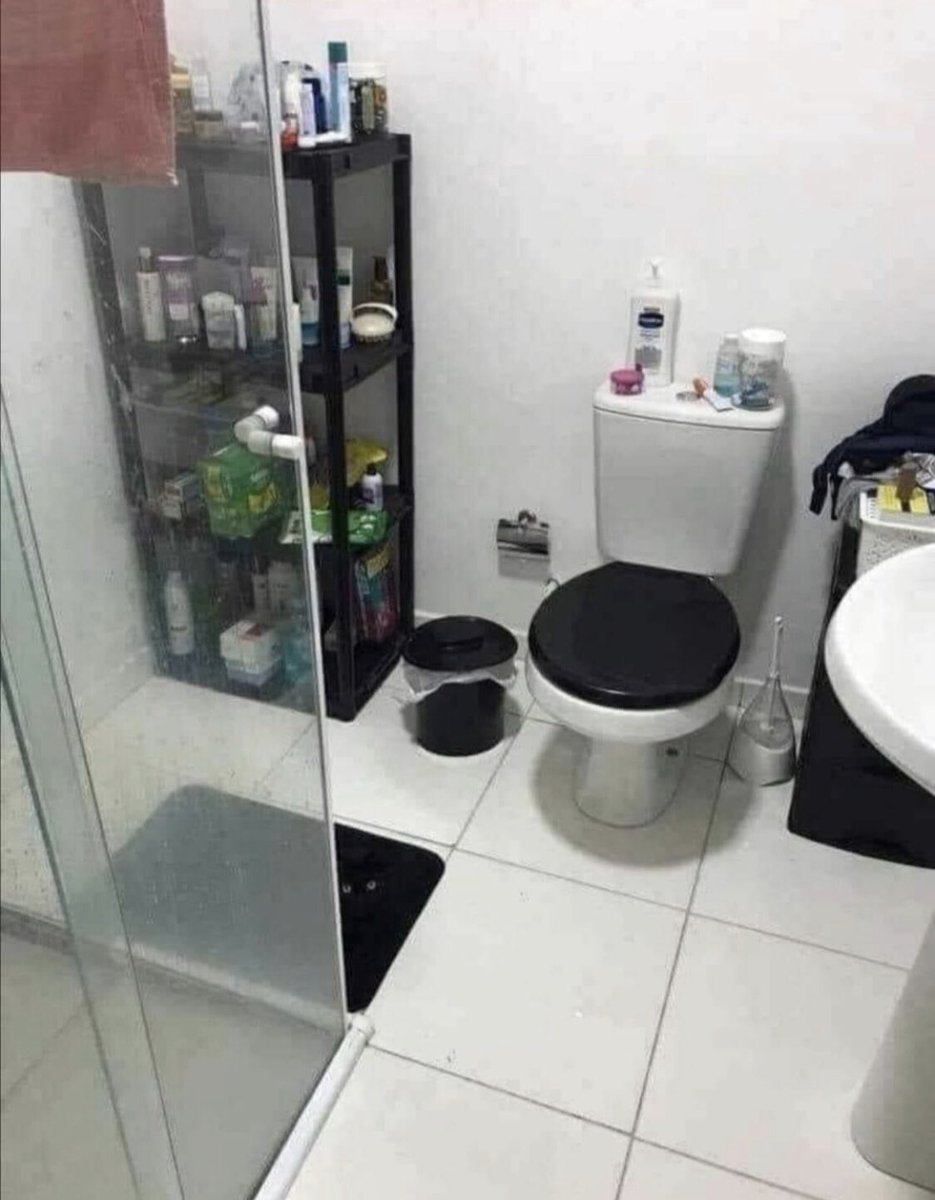 SleevesElliott's tweet photo. There is a cat in this bathroom. When you spot it just reply seen, so not to give it away, in comments. Share 👍🏻 https://t.co/90mIsi0CqN