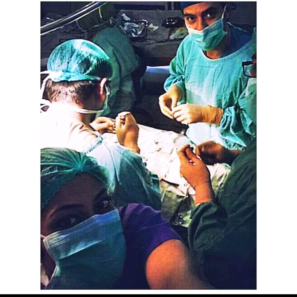 MahraButt's tweet image. #MeAt20
Finally got to scrub in a maxillofacial surgery. They let me hold a retractor and I felt like the luckiest person on earth 😂
Now I know better 
#Doctorsofpakistan #Doctors