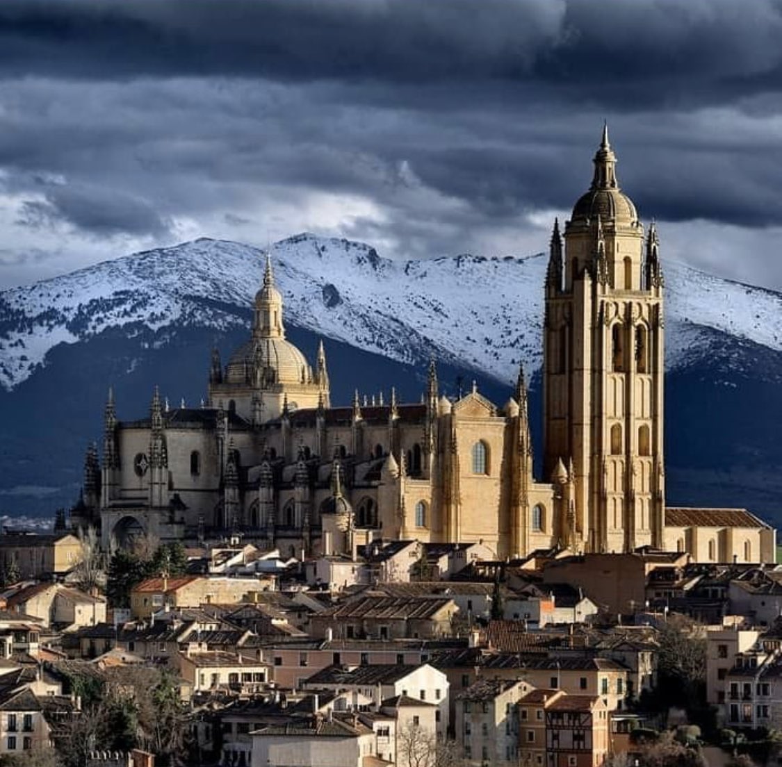 ACuboC's tweet photo. #Segovia y su catedral. 😍 https://t.co/wc9KeU6usg