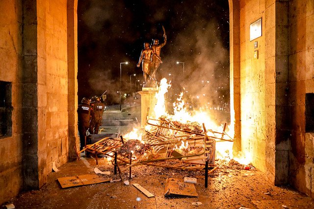 CDR_ETSEA's tweet photo. Avui fa 6 mesos del final de la setmana de la #RevoltaPopular arreu del país.
No deixem que la Batalla d'Urquinaona, com sempre, eclipsi la resta del territori. https://t.co/CLft650C4L