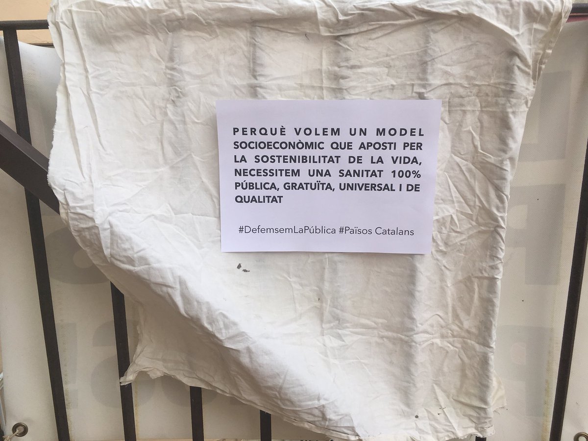 CDRAgramunt's tweet photo. En uns #PaïsosCatalans independents podríem apostar per un sistema socioeconòmic basat en la sostenibilitat de la vida on una sanitat 100% publica sera un dels elements centrals #DefensaLaPública  penja un lema al teu balcó 👇👇👇 https://t.co/1ZaoOaN7Tn