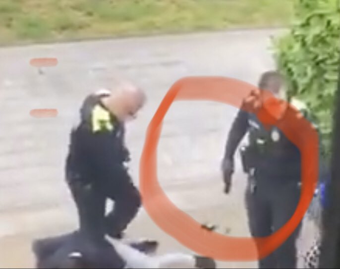 És un fet greu q la policia sigui racista.
És un fet encara més greu q en una actuació policial tregui l’arma de foc i apunti sense ser amenaçat amb un arma semblant.
Però el pitjor és q l’Ajuntament <a href="/labisbalemporda/">La Bisbal d'Empordà</a> l’encobreixi.
L’agent és dretà i en aquest fotograma es veu 1/2