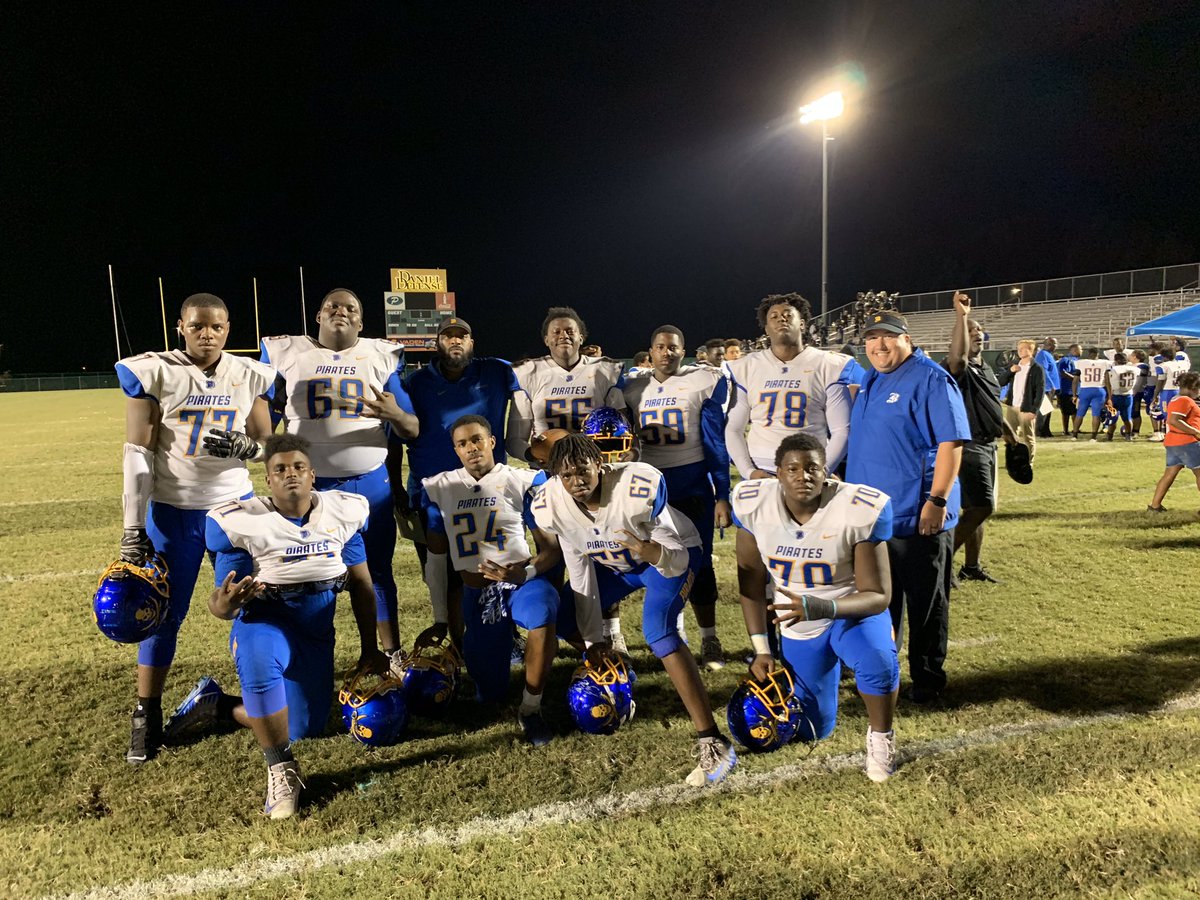 CoachGGrady's tweet photo. National Linemen Appreciation Day! Shout-out to these guys for battling in the trenches! 🟨🟦☠️⚓️🏴‍☠️ #OL #GUS #AllAboutTheFamily2020 https://t.co/C2Xj4kunS7