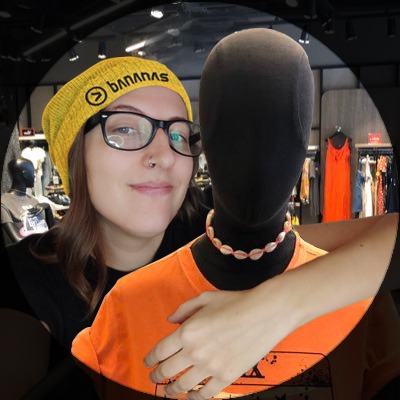 oi pessoal :3 eu sou a emy, head de curadoria musical do @bananasmusicbranding. dei uma folga pra minha brother yoyo hoje e vim assumir o lugar dela pra falar pra vcs do #togetherathome. bora lá? <3 #youcomnalive