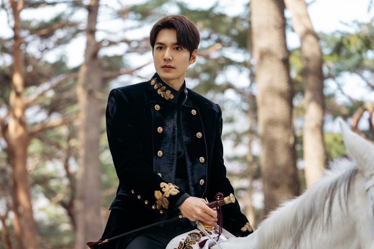 Tbh I was so anxious before starting the series, it's just that it's been a while since his last drama. But yo, minho be loooking ALLL EXPENSIVE uhh PERFECTION!! LITERALLY AN ART!  #TheKingEternalMonarch