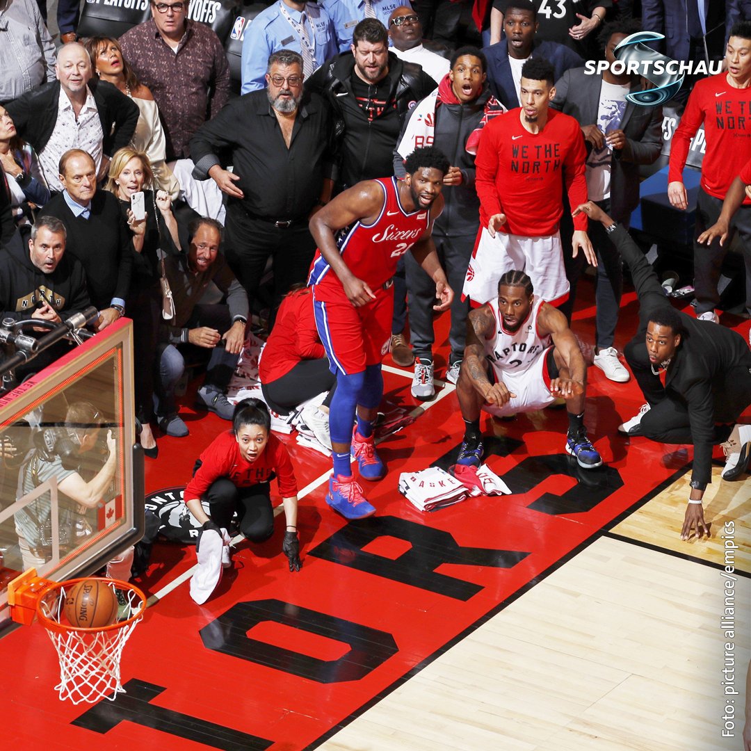 sportschau's tweet photo. 📸 Wenn die Zeit still zu stehen scheint. Der Moment des Buzzer Beater von Kawhi Leonard in Spiel 7 der Eastern Conference Halbfinals 2019 zwischen Toronto und Philadelphia, festgehalten von Mark Blinch, ist zum Sportfoto des Jahres gekürt worden.
#Worldpressphoto2020 https://t.co/21SIrjD9Hb