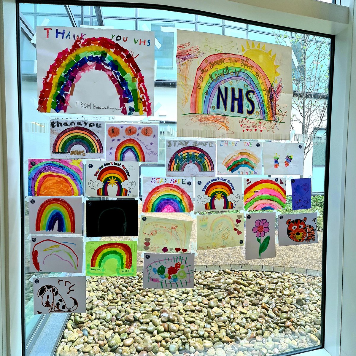 JoydeepGrover's tweet photo. Coming to work is made so much more rewarding by the overwhelming expression of love and gratitude. #NHSThankYou #Rainbows @nbt_ed @NorthBristolNHS @SuperSouthmead https://t.co/VsjMpRPJyQ