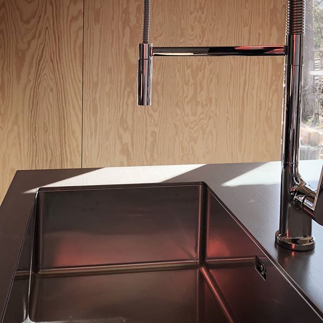 Keittiösaareke vihdoin valmistumassa.

#rst 
#stainlesssteel 
#stainlesssteelworktop 
#keittiö
#keittiösaareke 
#saareke 
#hansgrohe 
#citterio
#worktop 
#kitchen 
#kitchenisland
#schocksinks