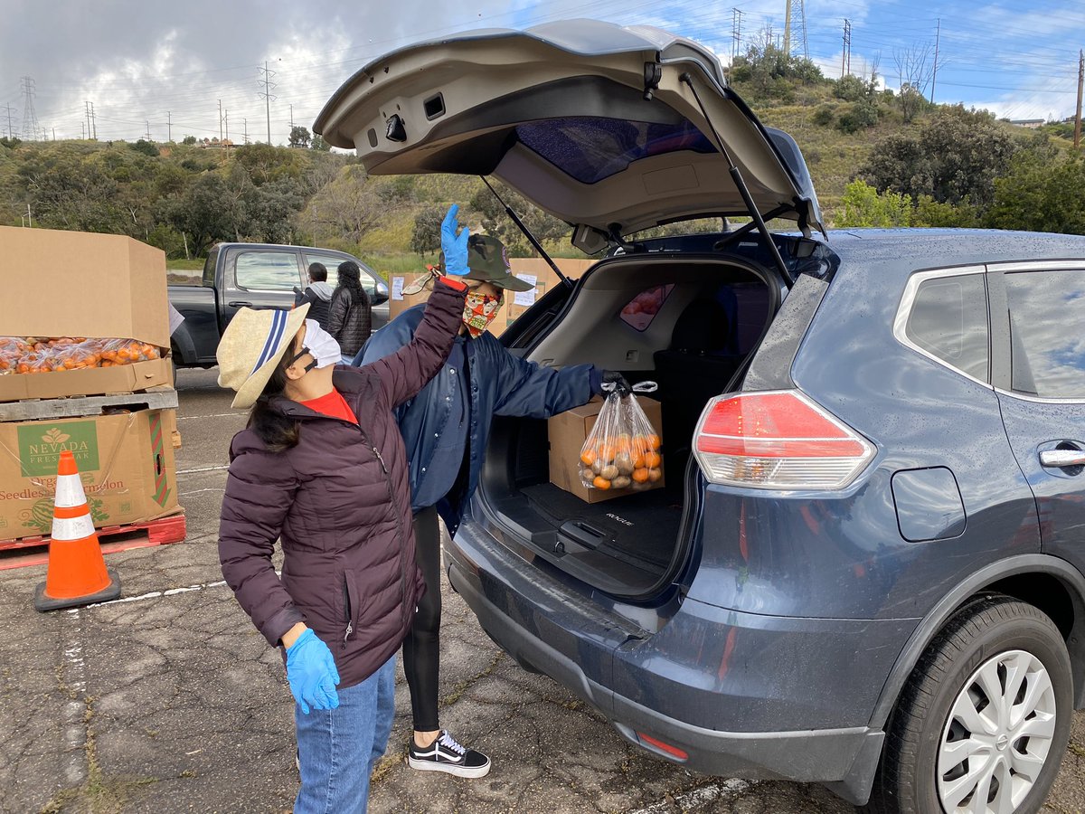 IBEW465's tweet photo. Thank you to our volunteers who helped distribute food to 1,100 families in need. This weekly distribution, hosted by the @sdlaborcouncil and @feedingsandiego, has provided assistance to over 10,000 families and will continue next Saturday. @IBEW #WeAreIBEW465 #IBEWgivesBack https://t.co/mpdEsjeGaw