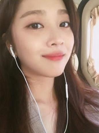 HAERIofficialfk's tweet photo. — Haeri's Update:
       🎧: #ICE_ICE_ftsarah 

Después de un pequeño descanso me encuentro trabajando nuevamente,y claro la buena música siempre me acompaña. Hoy estoy escuchando esta canción de Sadie junto a Sarah, me ha encantado. ¡Se las recomiendo! https://t.co/2LDJSvWOAO