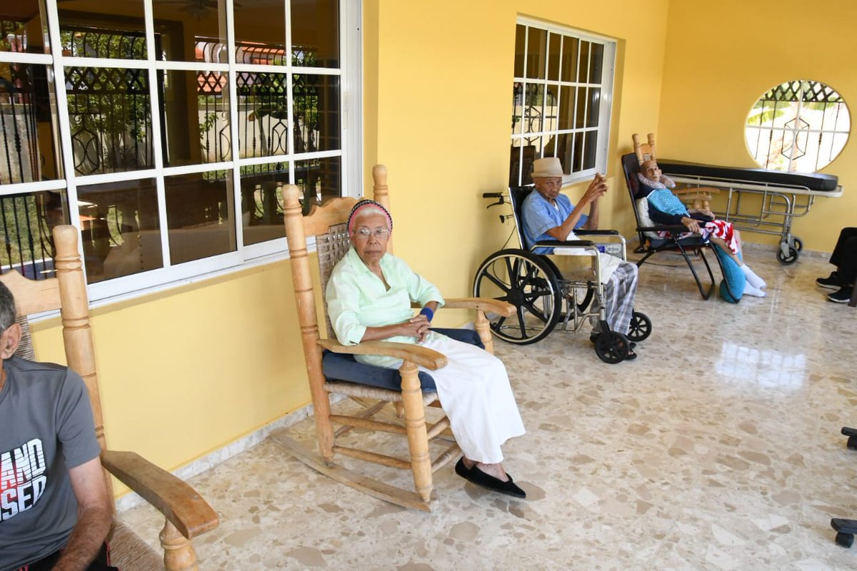 JCesarValentin's tweet photo. Las personas más vulnerables son nuestra mayor preocupación, entre ellos nuestros queridos ancianos, a quienes queremos que estén sanos. A ellos les llevamos pruebas rápidas, aliento y esperanza. 

 #JuntosCuidamosSantiago #SantiagoContraCOVID19 https://t.co/agflYpsKV1