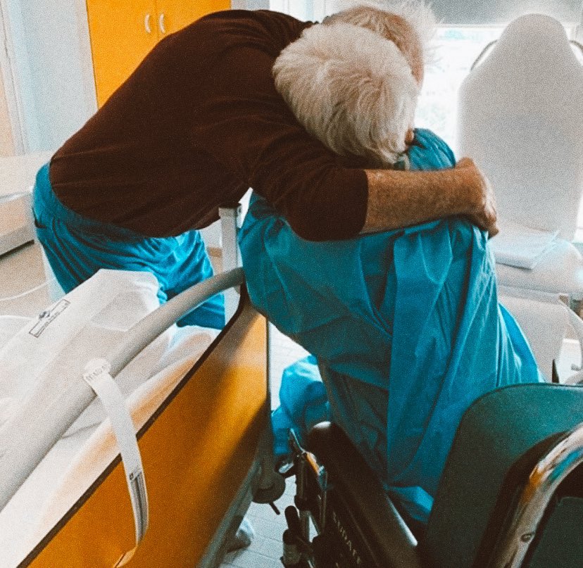 esdecirdiario's tweet photo. «El abrazo de Jorge y Rosa nos dice que la vida no tiene edad» https://t.co/G8F1WK9bKT
