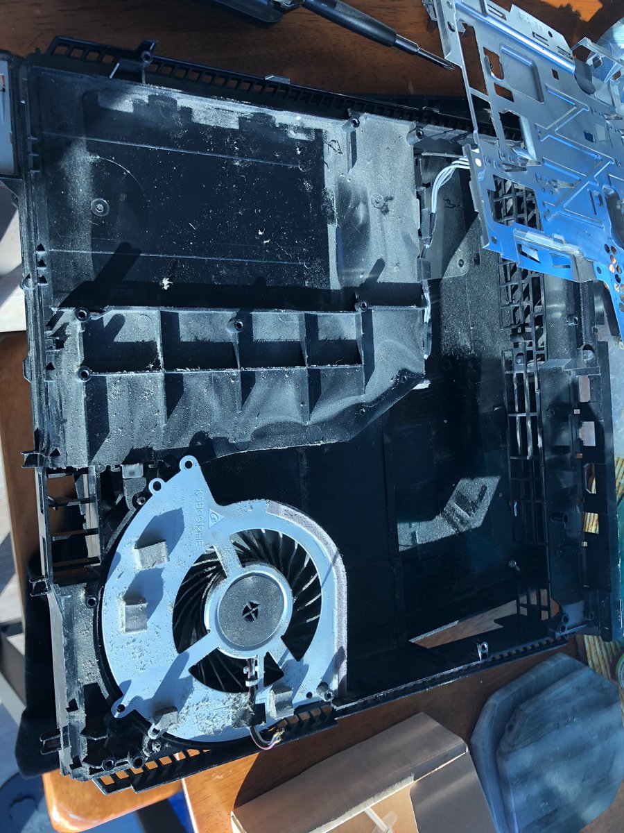 techtimefly's tweet image. good day to fix the OG model of the #ps4 . Fan has been sounding like a jet engine. #systemrepair #playstation