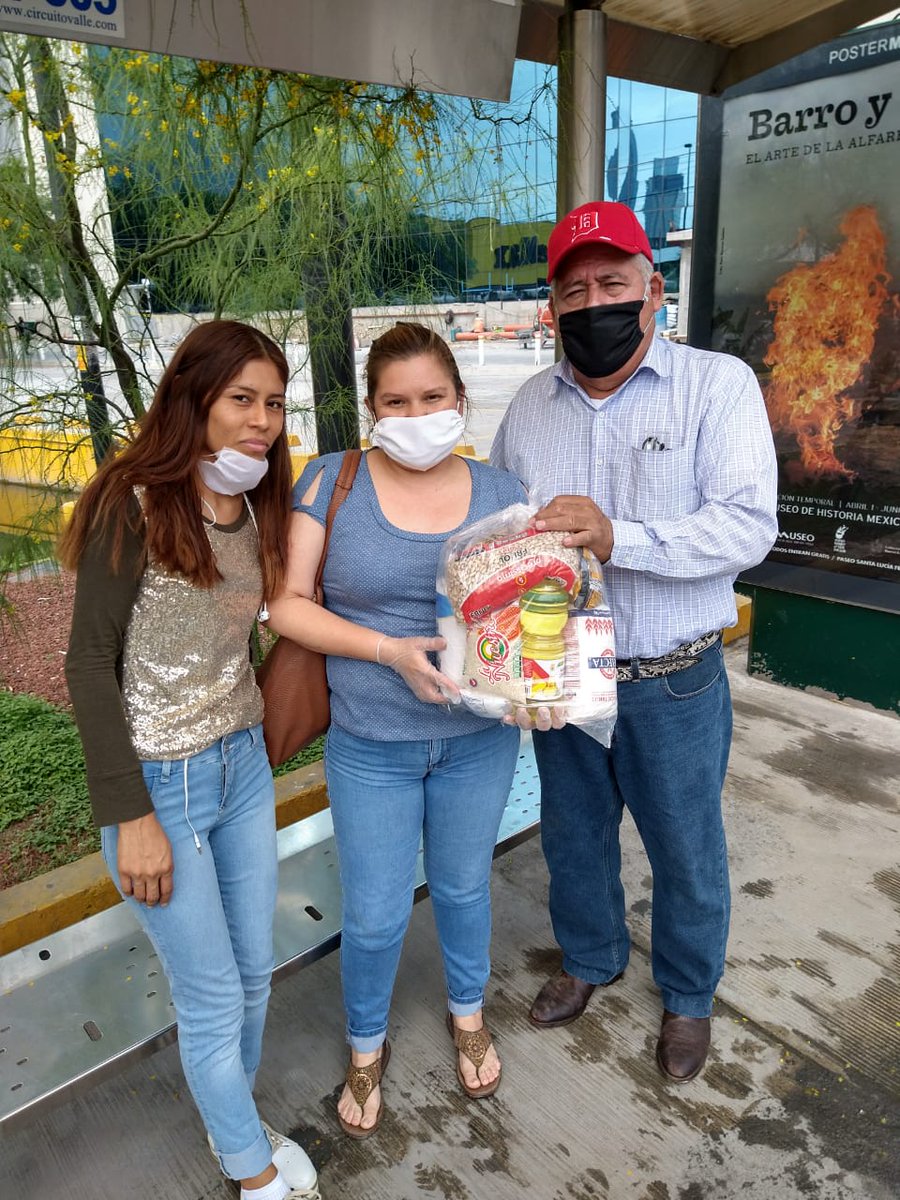 CROC_Nacional's tweet photo. #NuevoLeón | Continuamos con los esfuerzos para apoyar la economía, realizando la entrega de artículos de la canasta básica a nuestras compañeras y compañeros de gastronómicos del Hotel Quinta Real. https://t.co/WqMhwS1sO6
