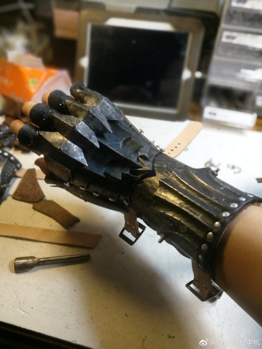 brucechao3's tweet photo. 还是感觉黑色的最好看#handmade #medieval #ringswraiths #gauntlet #metalarm #metalglove #glove #middleearth https://t.co/L0upXgvqHp