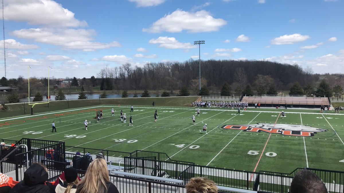 CatTheBat8's tweet photo. #BearsSupportingBears one of the things I love about ONU sports is that we all love supporting &amp; cheering each other on🧡🖤 #WhyD3 #D3Week @ONU_SAAC https://t.co/N4dKiifie6