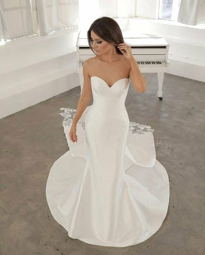 saghdooshapp's tweet photo. ببينين به اين ميگن يه لباسِ عروس خوش دوخت و خوب 😌
#bride #groom #dresswedding 
#weeding #clean 
#عروس #داماد #عروسي #لباسمجلسی https://t.co/Y0zBT9FnOi https://t.co/6DqFjGvHos