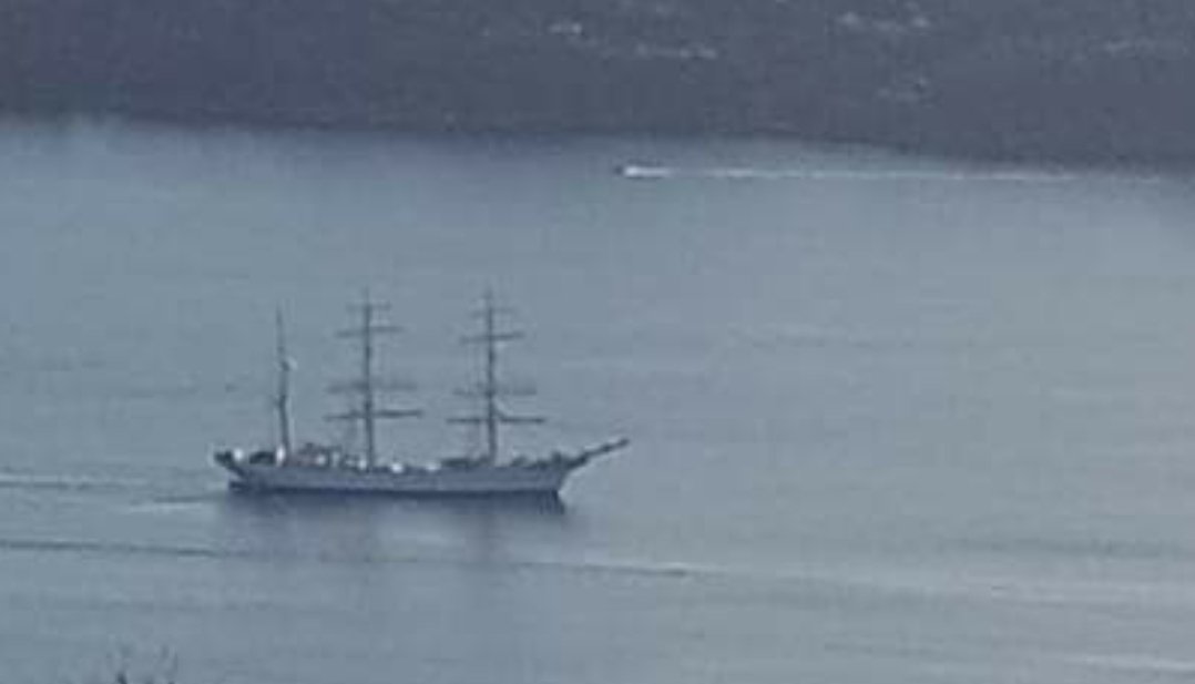 Breaking green news🤩 I går seilte Statsraad Lehmkuhl for FØRSTE gang i historia KUN på batteri! Hipp hipp hurra! 
Her fotografert på jomfruturen med batteridrift.