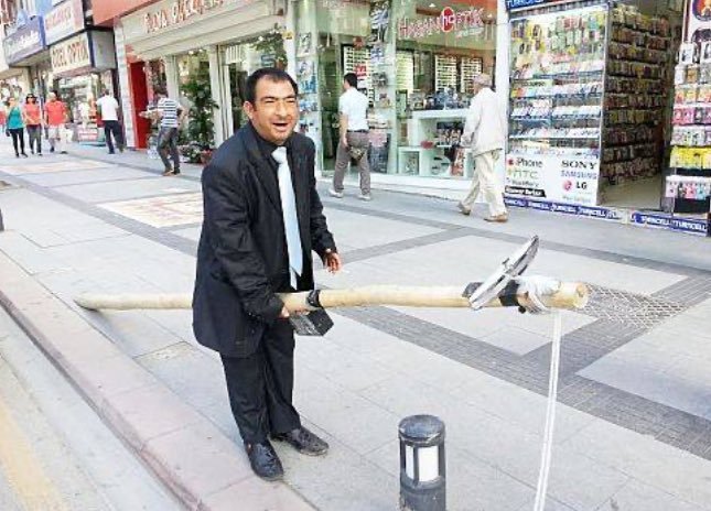 Yüreği tertemiz kardeşimiz, Malatya'nın sembol ismi #MercedesKadir'in vefat haberine çok üzüldüm. Sopasının üzerinde herkese gösterdiği güler yüzü ile hatırlayacağız onu. Allah rahmet eylesin.