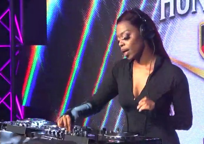 ChannelOTV's tweet photo. Some Hip Hop and R&amp;B now! It's @AyandaMVP 's hour. 

#LockdownHouseParty #ChannelO https://t.co/xcenPAbt8w