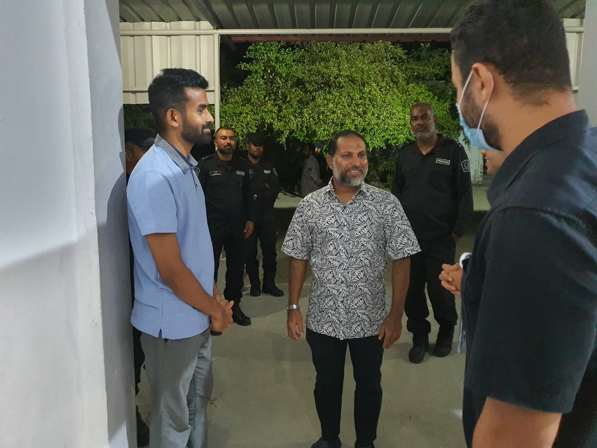 ShimranAb's tweet photo. #Covid_19 aaeku muassasaa thakah baaruboduve naazuku vivaguthu Jalu halabolikollan kuri masahkayi, qaidheennaa officersah bodu gellumeh nuve control vumakee Allah ge vaagifulhaaeku officerunge kulhadhaanakan. Sarukaaruge amaazakee insaani karaamathah iskandheegen jalu belehettun. https://t.co/DTeRxsqUdb