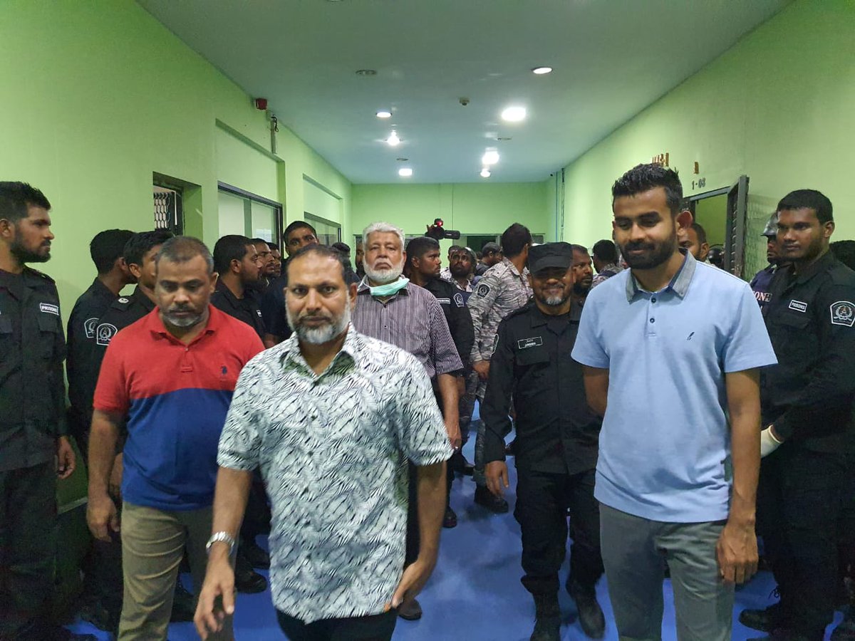ShimranAb's tweet photo. #Covid_19 aaeku muassasaa thakah baaruboduve naazuku vivaguthu Jalu halabolikollan kuri masahkayi, qaidheennaa officersah bodu gellumeh nuve control vumakee Allah ge vaagifulhaaeku officerunge kulhadhaanakan. Sarukaaruge amaazakee insaani karaamathah iskandheegen jalu belehettun. https://t.co/DTeRxsqUdb