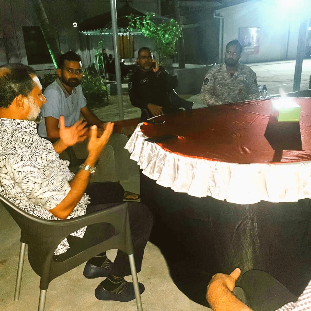 ShimranAb's tweet photo. #Covid_19 aaeku muassasaa thakah baaruboduve naazuku vivaguthu Jalu halabolikollan kuri masahkayi, qaidheennaa officersah bodu gellumeh nuve control vumakee Allah ge vaagifulhaaeku officerunge kulhadhaanakan. Sarukaaruge amaazakee insaani karaamathah iskandheegen jalu belehettun. https://t.co/DTeRxsqUdb