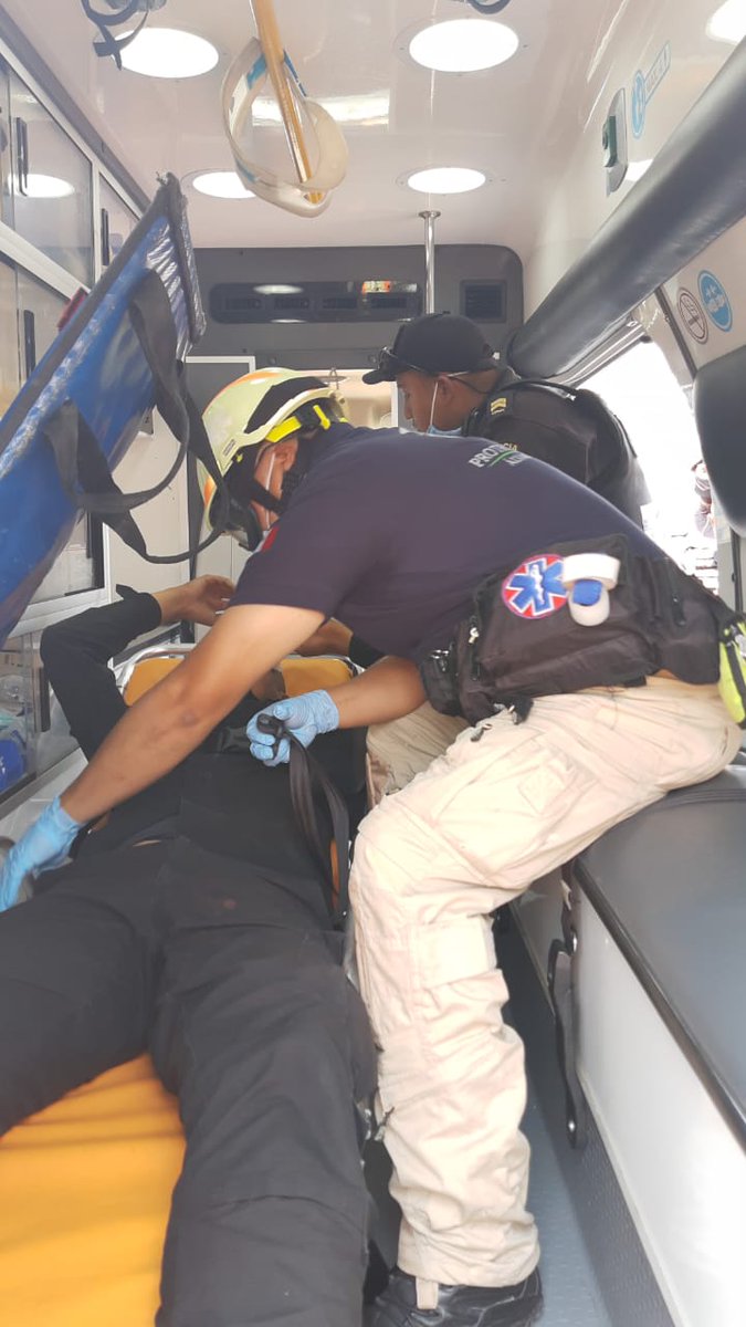 LordSalmonOnce's tweet photo. Más Agresiones a Personal Médico.

Ahora fue un paramedico en #SantaFe
#CDMX 
Santa Fe personal  de @CNPC_MX de la @AlcaldiaAO fueron agredidos por extraños por hacer su trabajo.

@SSC_CDM
@lopezobrador_
@HLGatell
@Claudiashein
@FiscaliaCDMX
@MhVigilante
@rosaicela_
@SSalud_mx https://t.co/fpWMSaGoX0