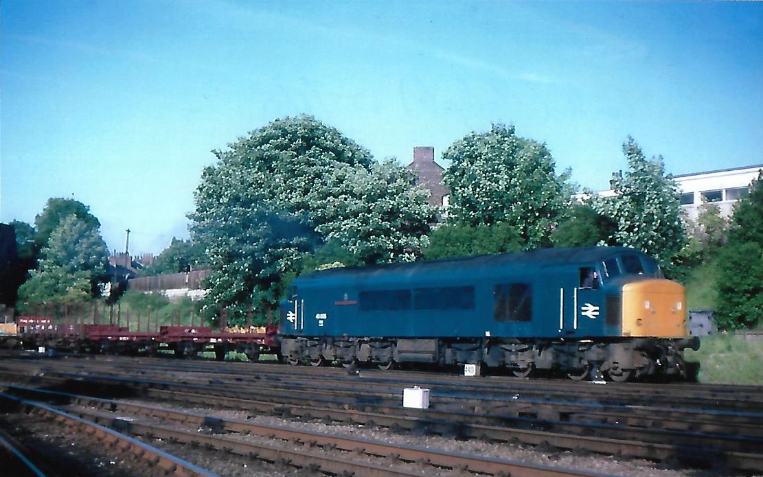 SalopianLyne's tweet photo. York Holgate 29/6/77 &amp; British Rail Class 45/0 Peak diesel loco 45055 'ROYAL CORPS OF TRANSPORT' hauls an Air Braked Freight. Two smart Steel AB SAA wagons behind the loco. The loco would last until 4/85 &amp; Vic Berry broke it up 11/86. #BritishRail #York #trainspotting #Class45 🤓 https://t.co/PZ9Bd4GIRM