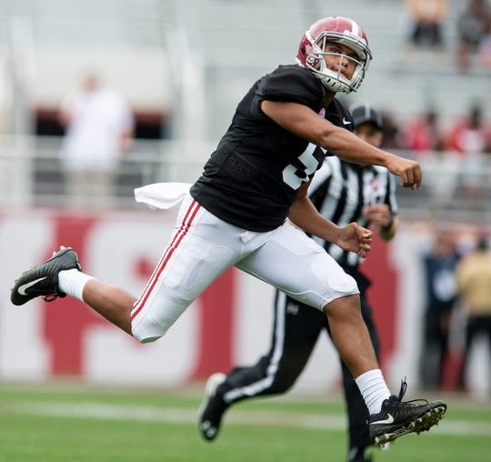 JustinRiley7's tweet photo. <Eli Gold voice> Taulia Tagovailoa lines up under center at midfield for the White team. The ball is snapped, fakes the the give to Trey Sanders, drops back...looks...#CollegeFootball #RollTide #ADayGame https://t.co/wI8LufwBKJ