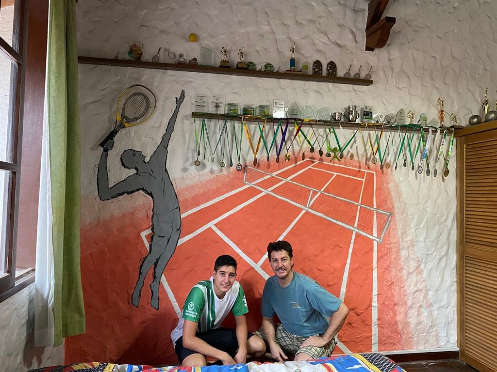lattenis's tweet photo. En tiempos de cuarentena, nuestro deportista Martin Gaviria y su padre Jairo aprovecharon el momento para potenciar otro talento.
Hermoso mural que habla de la habilidad de la familia Gaviria Arboleda.
FELICITACIONES! @fedecoltenis
#TalentoLattenis #TeEntrenamosParaGanar https://t.co/7tAdJZ2s8U