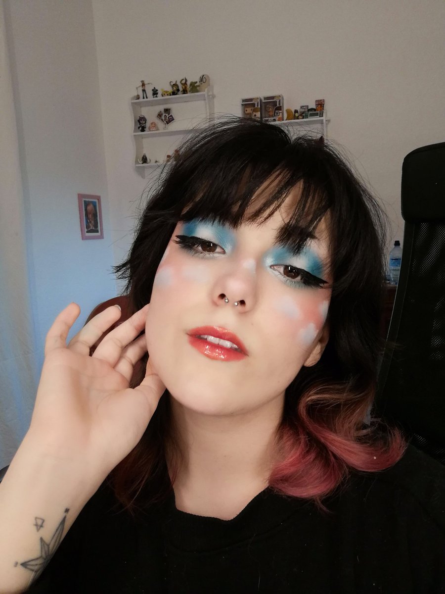 Played a little game with my insta followers, I let them choose my makeup 💙☁️

#makeup #mua #makeupartist #artisticmakeup #blue #haloeye #lipgloss #cloud #runwaymakeup