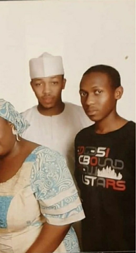 ITIbrahimG's tweet photo. 7 years it's been but we still remember you brother Allah ya gafarta maka kuma Allah ya sa ka a gidan aljannah🙏🙏

Ps.
This picture was taken after we graduated from secondary school 🤣 thank God for growing up 🤣🤣🙏🙏 https://t.co/AC3ScIduJA