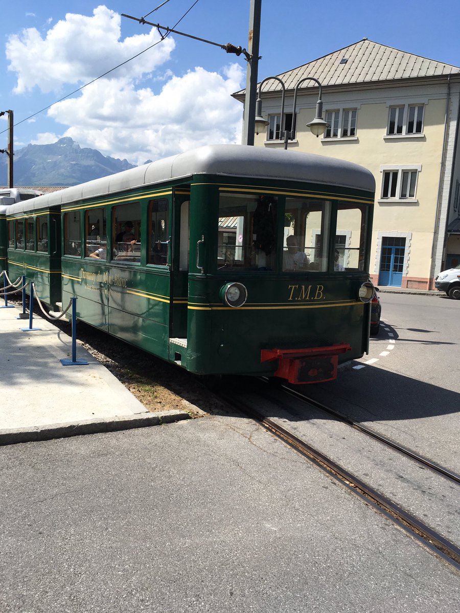 assoARDSL's tweet photo. En gare @SNCF du Fayet correspondances possibles entre le TMB, le #LemanExpress, le @SNCFTERAURA, le @TGVsudest_SNCF et les cars @auvergnerhalpes #Lihsa.
Face à la saturation du parking, il faut inciter les clients du TMB à venir à @Saint_Gervais en transports publics https://t.co/hNWsV6f1eu