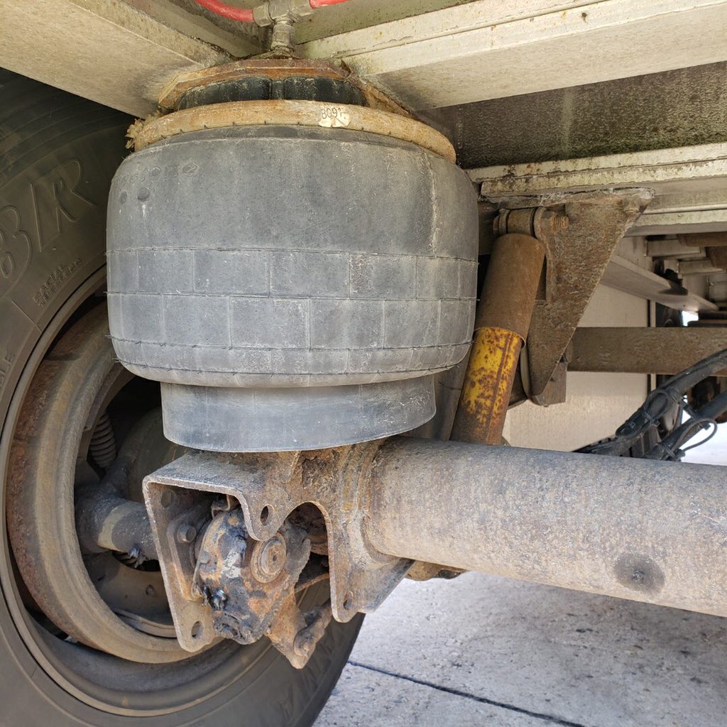 140_local_MTO's tweet photo. #WindsorTIS #MTOOfficers impound #2 today #RoadSafety doesnβt stop during this time of emergency! Please do your trip inspection! #MTOEnforcement @C_Mulroney @fordnation @CVSA #InThisTogether https://t.co/DzkfdwE1OP