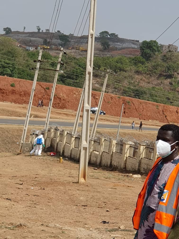 COVID 19: UNPROFESSIONAL CONDUCT AT GUDU CEMETERY

The Health and Human Services Secretariat of the FCTA has noted with concern the video trending on social media, showing a man pulling off his PPE unprofessionally after participating in the burial of the late Malam Abba Kyari.