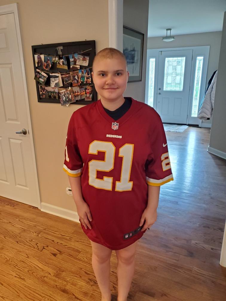 _PorkRine's tweet photo. Remember Danielle,
Diagnosed with Ewings Sarcoma. Danielle has endured:
✅14 rounds of Chemo
✅21 Radiation treatments
✅Multiple Invasive Surgeries
@TheHogfarmers recently sent her custom
2️⃣1️⃣ jersey to show our support as she is a huge @Redskins Fan. #DanielleStrong https://t.co/eiusuXWstf