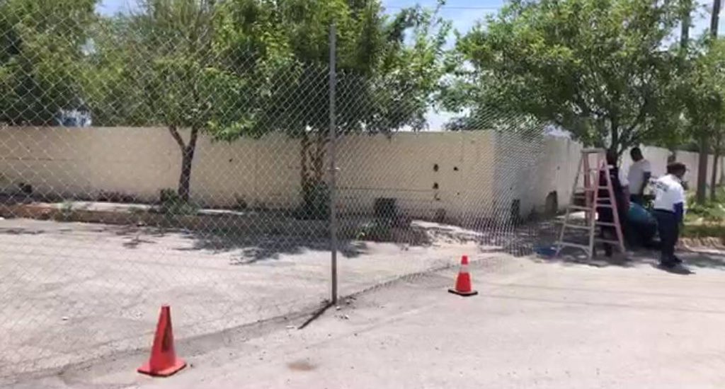 siglocoah05's tweet photo. Levantaron muros de malla para cerrar #Monclova. Las autoridades cerraron 11 puntos de acceso entre Monclova y #CdFrontera Coahuila. https://t.co/2Gm6ZVT585