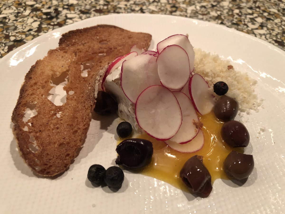 Zakenfroukje's tweet photo. En na de gazpacho gingen we door met een heerlijke zeebaars, kaas (Pierre Robert) en een geweldig dessert met witte chocolade, gestapelde mouse, limoncello gel en lemon cake. Morgen weer lekker sporten โบ๏ธ Dank aan Marque Restaurant uit Hoorn. #topzaak https://t.co/BCPNXAjtWf