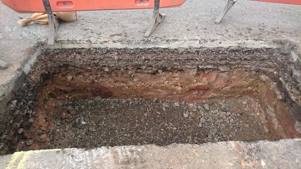 This is where it gets interesting... I've been meaning to tweet this all since 2017 when I stumbled upon some stains in some roadworks on Cauldcoats Road (back of the sheds at Fort Kinnaird, just off the back road from B&Q to The Wisp). It stirred a memory... /5