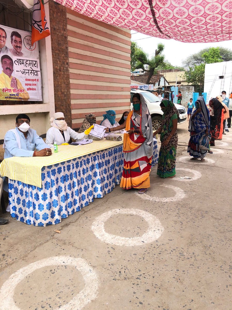 इस करोना महामारी संक्रमण में रोग प्रतिरोधक दवाइयों का वितरण आयुष विभाग 
के सहयोग से ५२५० लोगों को लाभ मिला ।।
लक्ष्य  हमारा ... जन सेवा ।।🙏🚩🙏