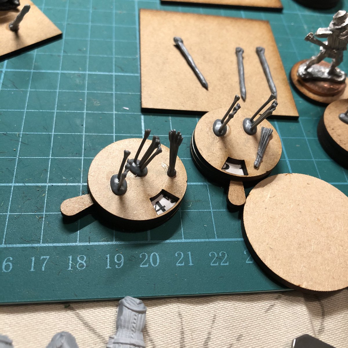 Another thing the  #tothestrongest rules need are ammunition markers. I’ve used the round counter-disk bases from  @warbases, topped with some arrows from the perry English army set.