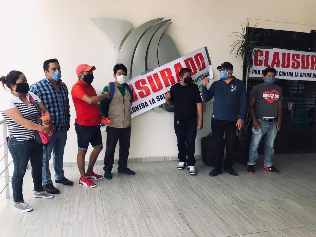 BrunoCortesFP's tweet photo. Activistas «clausuran» Tv Azteca Oaxaca por dichos de Javier Alatorre #BoicotTVAzteca #FueraTvAzteca #TvaztecaMIENTE Salinas Pliego Elektra https://t.co/EOatirgpbb