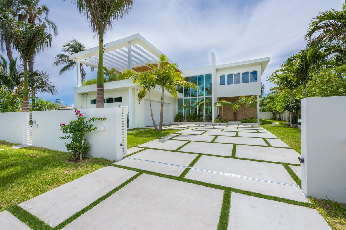 Catknowsmiami's tweet photo. Just listed !!! ✨ Relax and unwind in this luxurious waterfront estate located in the heart of Miami Beach 🏝 
3465 N. Meridian Ave, Miami Beach
5 BD | 5.2 BA | 6,400 SF | 13,228 Lot 
Rent $40k/mo - Buy $7.750 Million https://t.co/e6I0p1kela