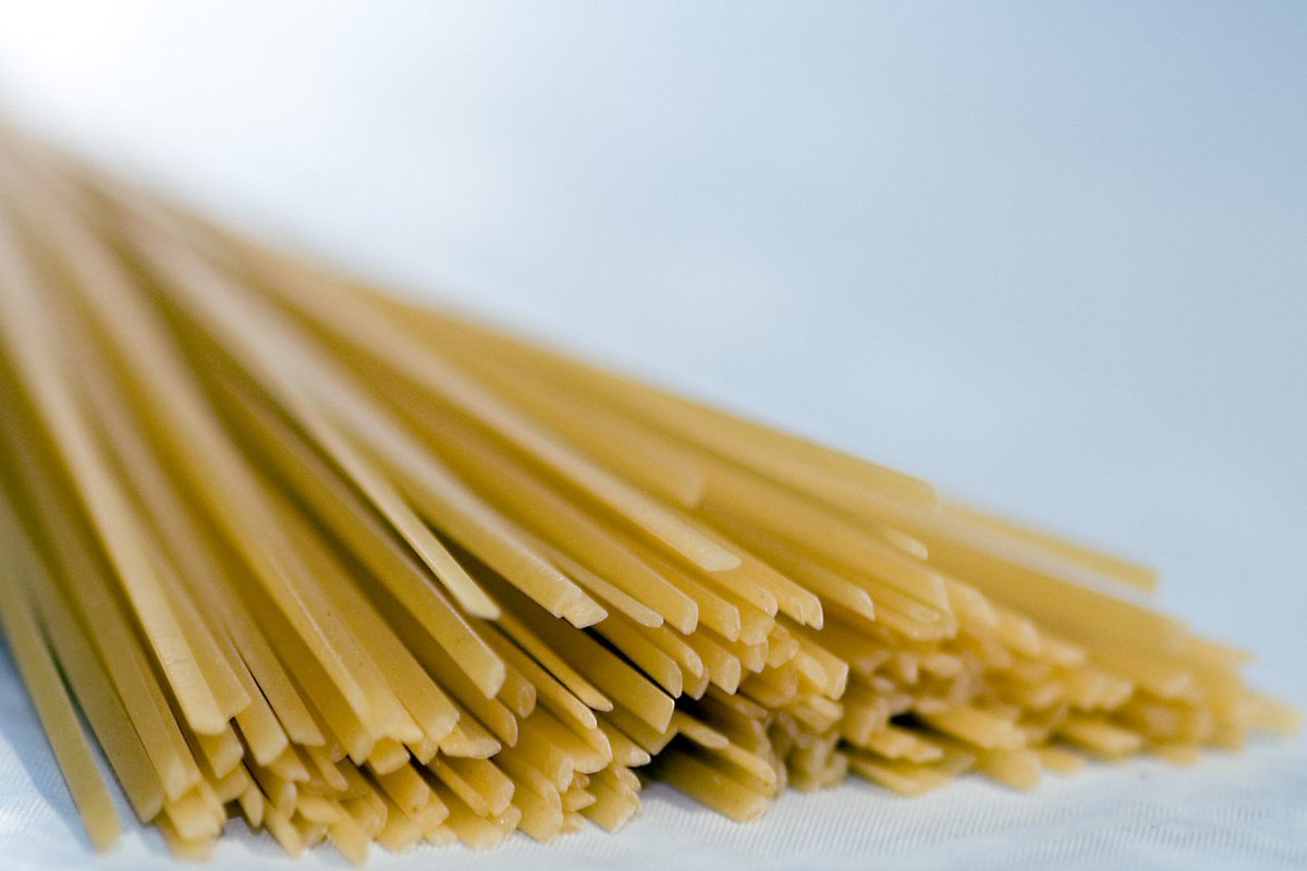 JenniferMeowMe1's tweet photo. Gerade gelernt, dass die länglichen Nudeln Linguine genannt werden.... Und dachte, warum haben die blöden Weizen Stangen den Namen bekommen? Ich sag nur Buchstaben Suppe 🤔 https://t.co/H2cQi42rB6