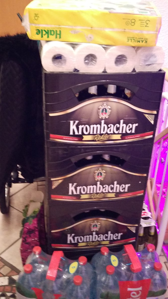 JayJay85L's tweet photo. @Glitzertrulla @neuaubing Ha!!! Ich bin die bessere Partie! Das habe ich 2 Tage zuvor ge-hamster-ed, before ich ratz-fatz überraschend in hospital musste. Ist sicher alles noch vorhanden. Muss nur desinfiziert werden! #Hamsterkauf
FYI @jackhutton #MeanwhileInGermany at Husky-casa. https://t.co/kRfIEetT3q