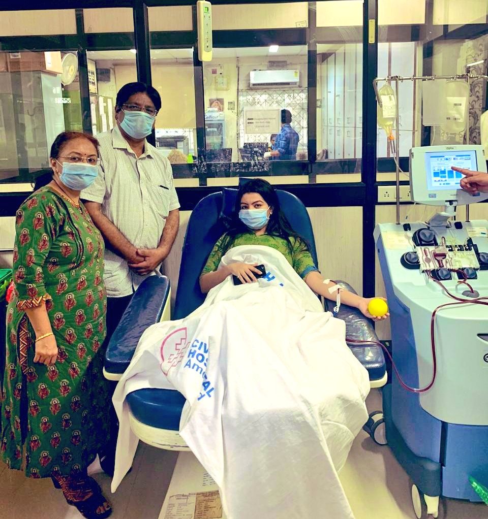 Helping others in their times of need is the best gift to #humanity. 👍

She is #CoronaWarrior, <a href="/thakkar_smruti/">Smruti Thakkar</a> is the first donor of Gujarat whose blood will be used in #PlasmaTherapy for saving others life at <a href="/svphospital/">Sardar Vallabhbhai Patel Hospital</a> in #Ahmedabad. 💉

Respect for her! 🙌